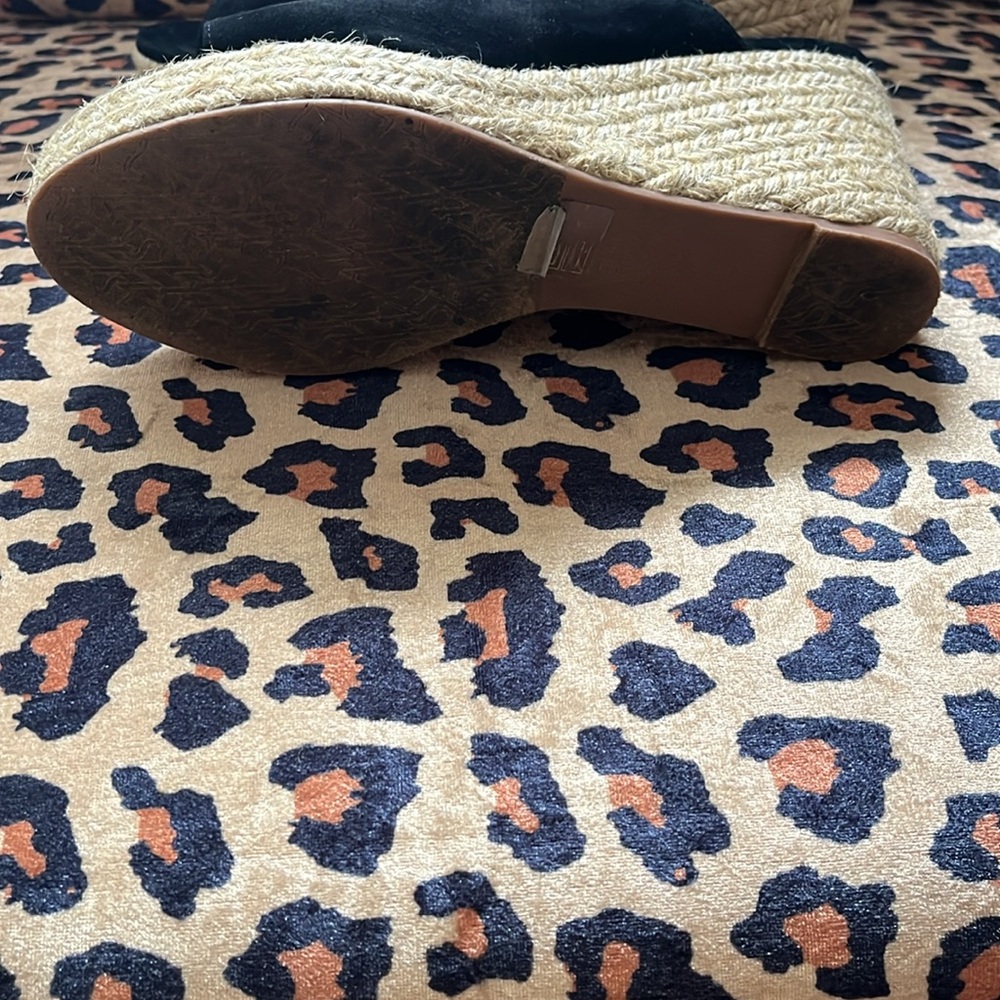 Stuart Weitzman - Picture 4 of 7
